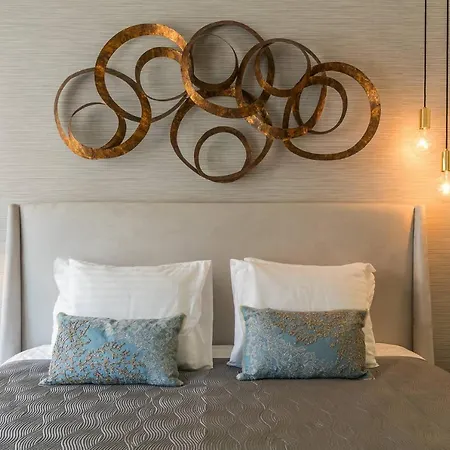 2bdr With Balcony By Lovelystay