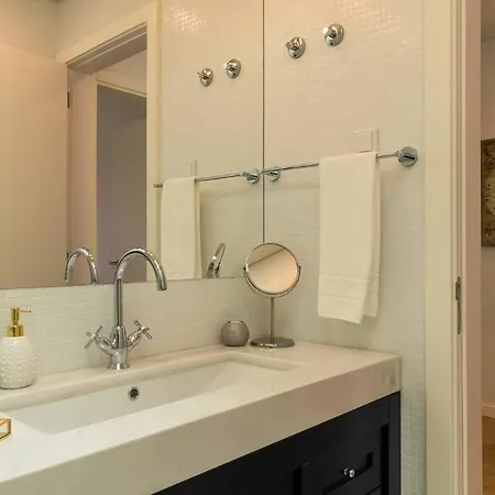 2bdr With Balcony By Lovelystay *